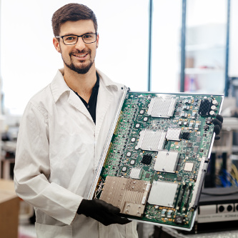 Techniker mit Platine