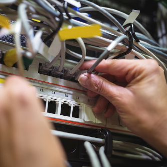 Servicetechniker vor Serverrack